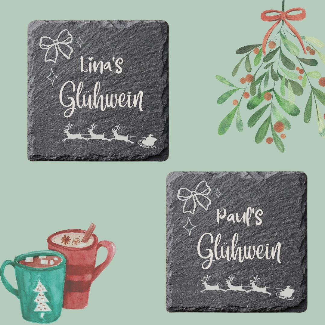 Zwei personalisierte Schieferuntersetzer mit den Gravuren Linas Glühwein und Pauls Glühwein, verziert mit Schleife, Sternen und Rentierschlitten