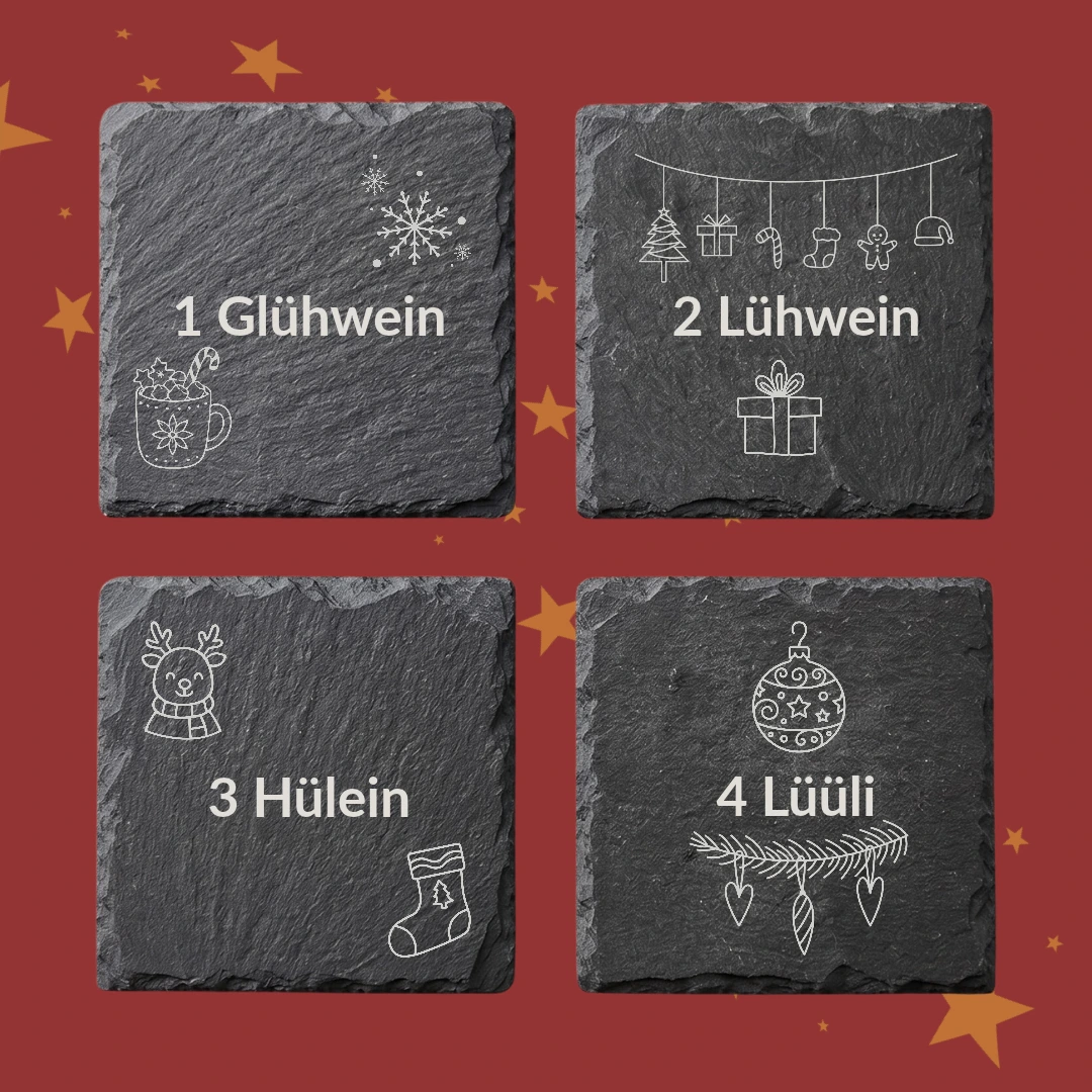 Vier Schieferuntersetzer mit den Gravuren 1 Glühwein, 2 Lühwein, 3 Hülein und 4 Lüüli, jeweils mit Weihnachtsmotiven wie Schneeflocke, Rentier und Christbaumkugel
