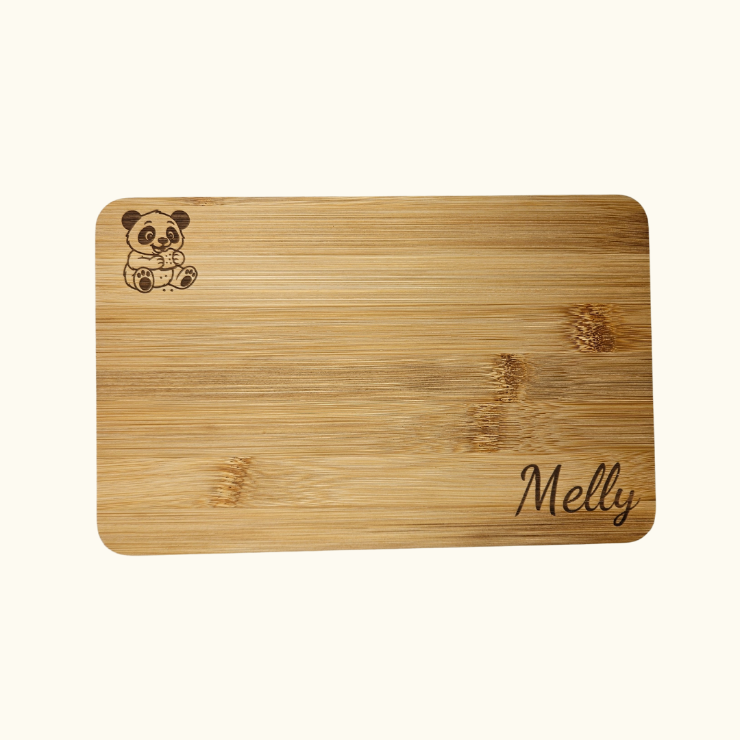 Personalisiertes Frühstücksbrett aus Bambus mit süßem Motiv sowie Namen, welche mittels Lasergravur eingraviert werden