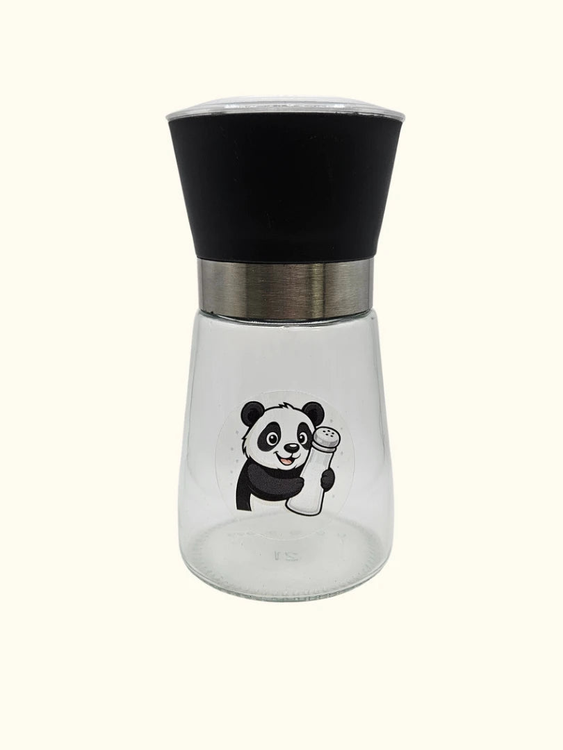 Hochwertige Gewürzmühle aus Glas mit schwarzem Mahlkopf und einem niedlichen Panda-Sticker, der einen Salzstreuer hält; leere Ansicht zur Verdeutlichung der Nachfüllbarkeit und des modernen Designs