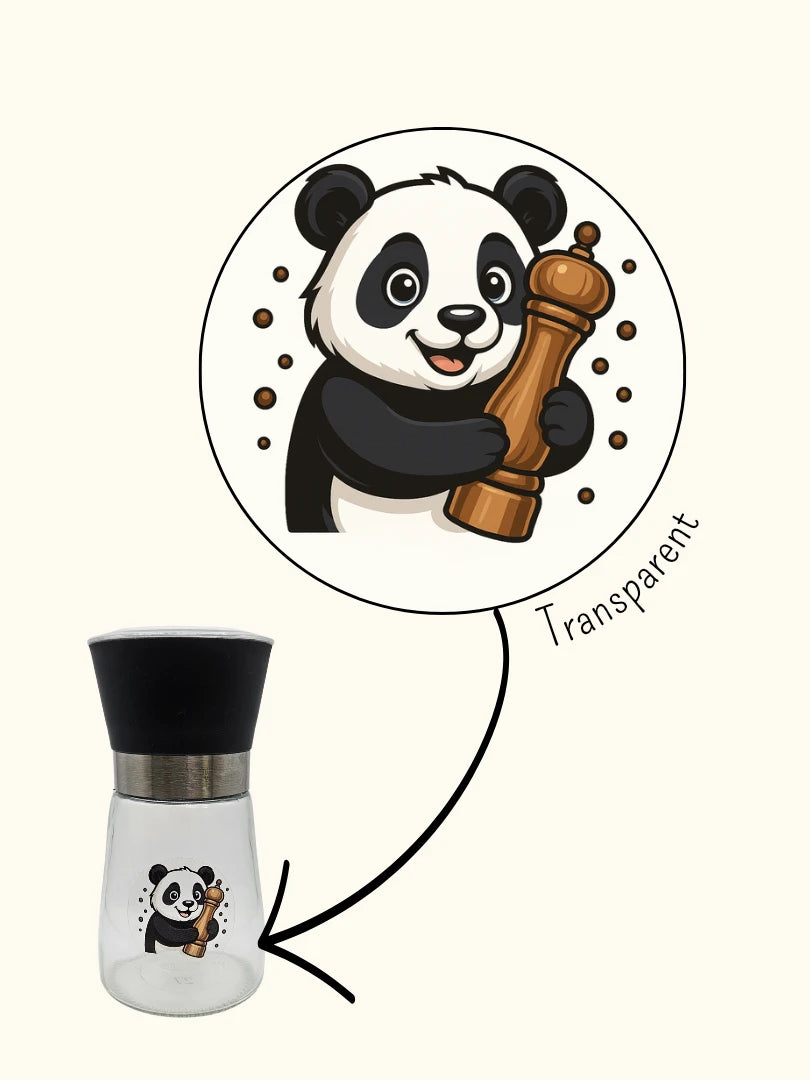 Transparenter runder Panda-Aufkleber (4 cm) mit einer Illustration eines Pandas, der eine klassische Holz-Pfeffermühle hält; die Grafik zeigt das Motiv im Detail und ein Anwendungsbeispiel auf einer Gewürzmühle für eine organisierte Küche