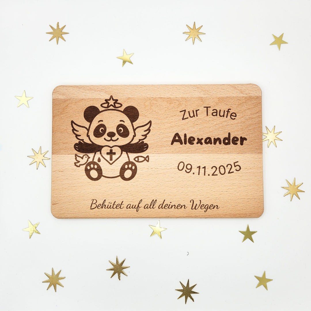 Personalisiertes Taufgeschenk für Kinder: Frühstücksbrettchen aus Buchenholz mit graviertem Panda-Schutzengel, Name, Datum und dem Taufspruch „Behütet auf all deinen Wegen“, umgeben von goldenen Deko-Sternen
