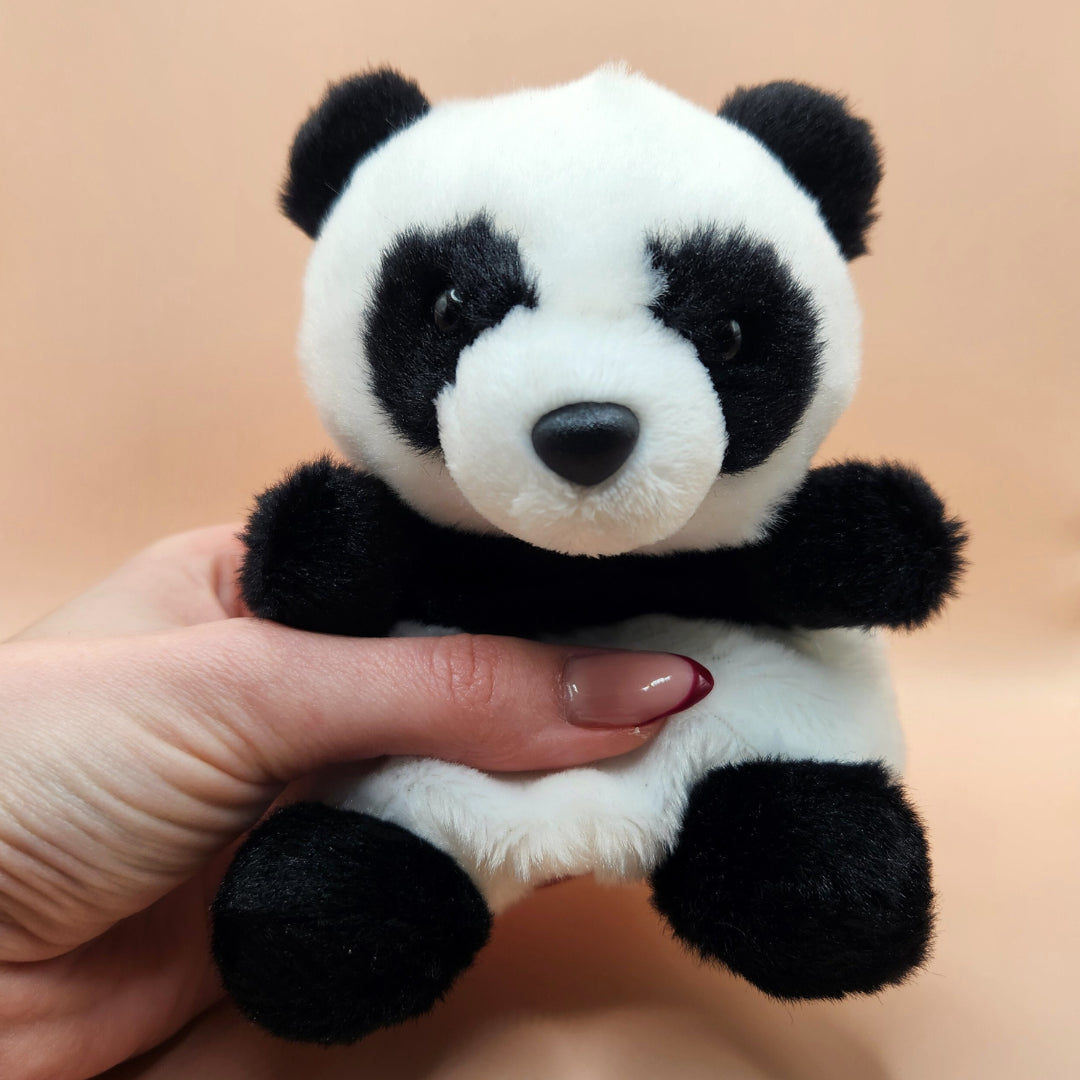 Panda Kuscheltier in der Hand - handlich und weich 13 cm