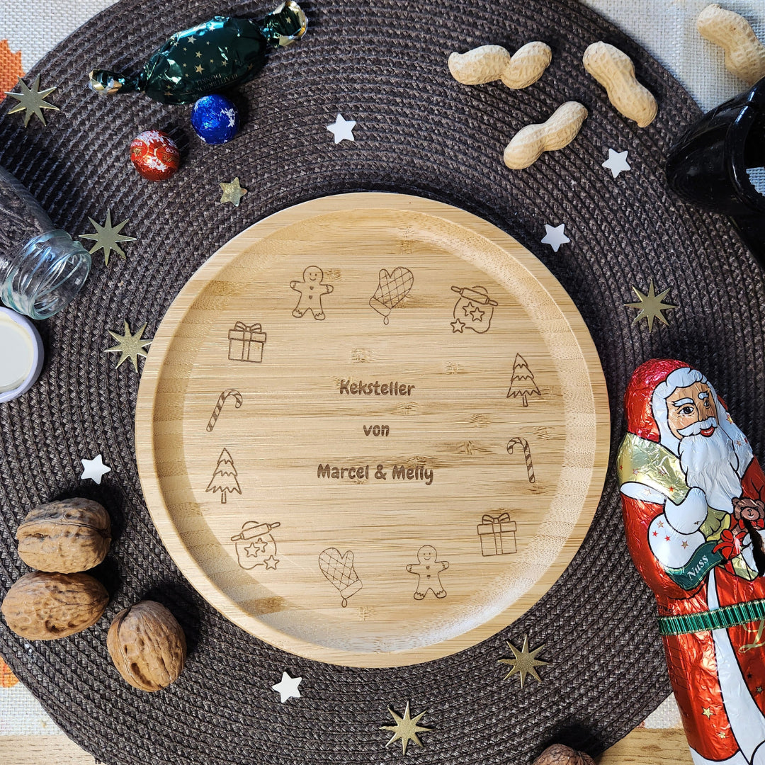 Personalisierter Keksteller mit Gravur für Weihnachten mit Weihnachtsmotiv