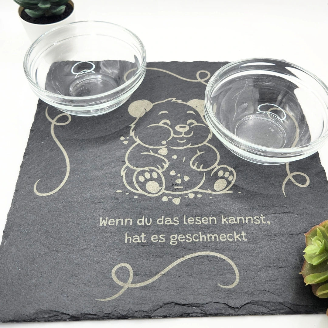 Gravierter Schieferuntersetzer mit lustigem Spruch und Motiv für Snacks, Dips, Antipasti geeignet. Als Geschenk zum Geburtstag, Hochzeit oder Einweihung.