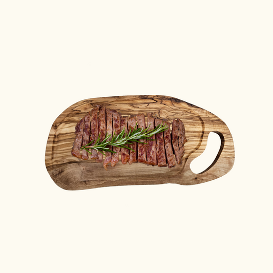 rustikales Steakbrett aus Olivenholz mit Saftrille und Griff 