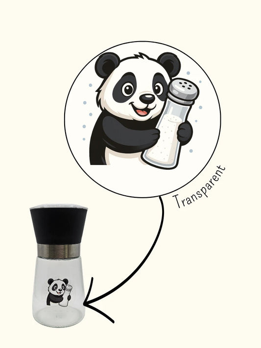 Transparenter Panda-Aufkleber (4 cm) mit einer niedlichen Illustration eines Pandabären, der einen Salzstreuer hält; das Bild zeigt das detailreiche Motiv sowie ein Anwendungsbeispiel als Etikett auf einer gläsernen Gewürzmühle
