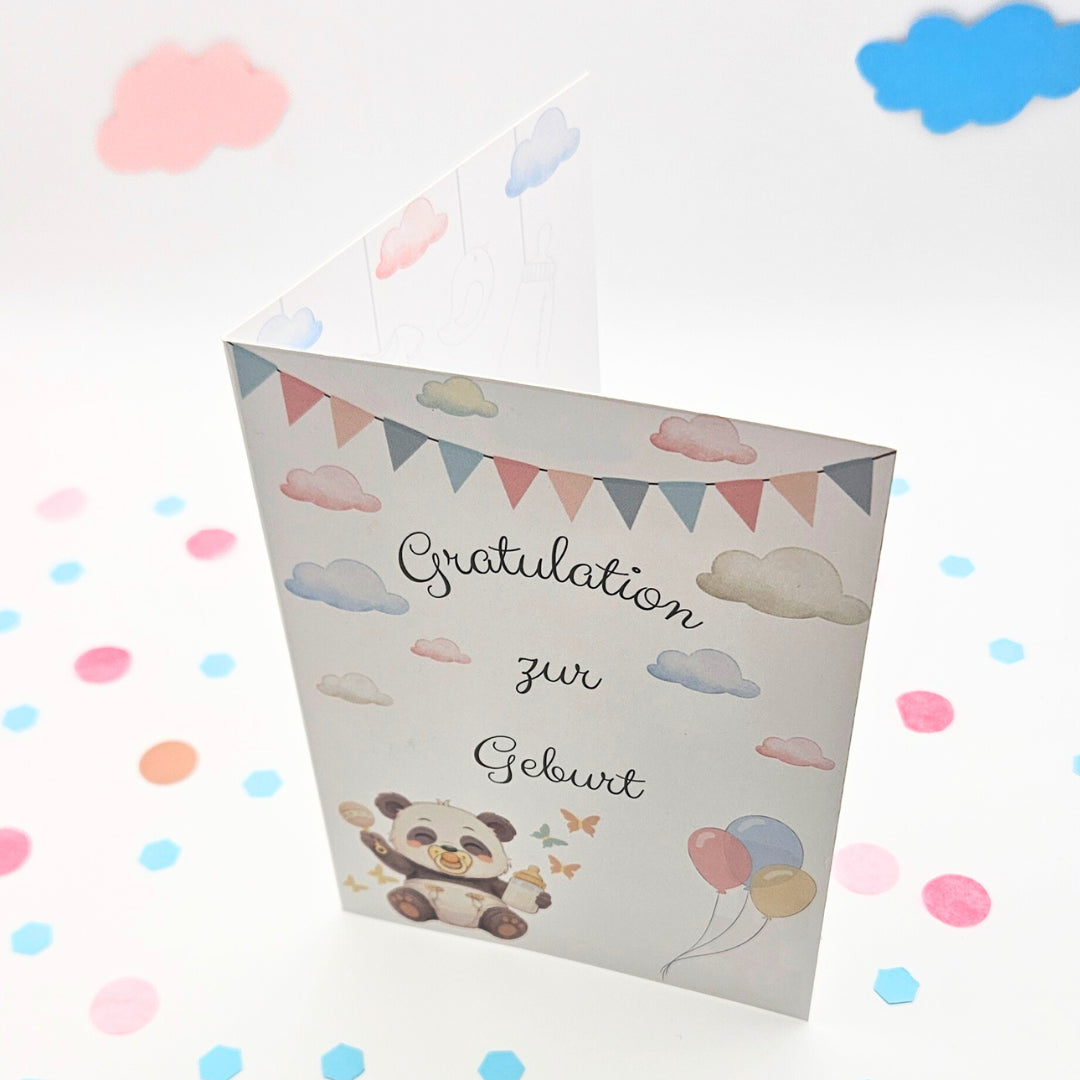 Schräg stehende Klappkarte zur Geburt; das Design zeigt Wimpelketten, Wolken und den Schriftzug „Gratulation zur Geburt“ in einer modernen, verspielten Schriftart