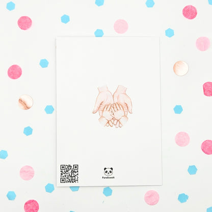 Rückseite der Karte zur Geburt von Pandiswelt mit einer Illustration ineinandergreifender Hände von Eltern und Kind sowie einem QR-Code auf dekorativem Konfetti