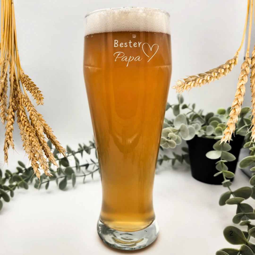 Weizenbierglas mit 0,5 Litern Fassungsvermögen und der eingelaserten Gravur Bester Papa