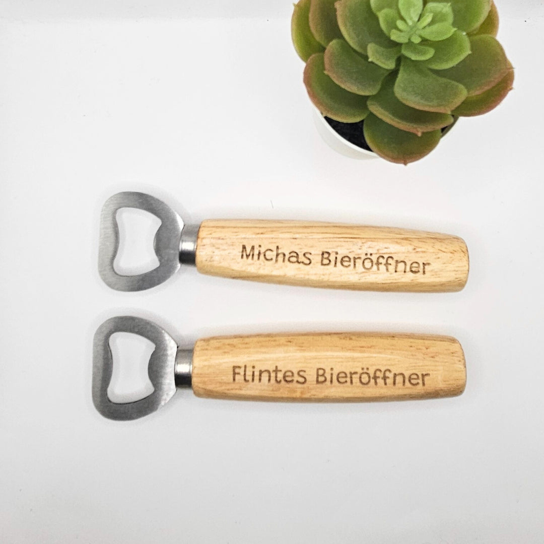 Zwei personalisierte Bieröffner mit individueller Namengravur „Michas Bieröffner“ und „Flintes Bieröffner“, modern präsentiert neben einer Sukkulente