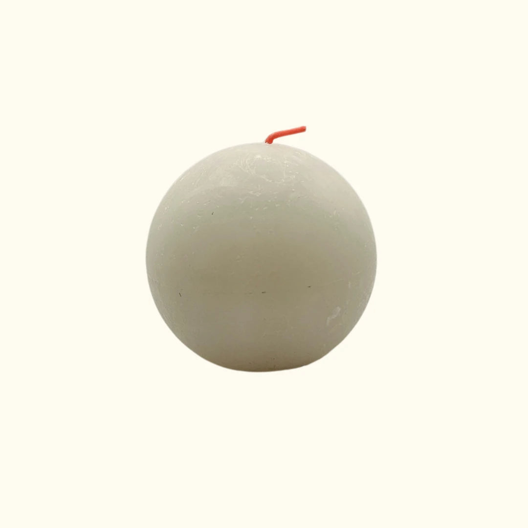 Klassische Bolsius Rustik Kugelkerze in Weiß mit 76 mm Durchmesser; die runde Qualitätskerze verfügt über eine rustikal strukturierte Oberfläche und eignet sich perfekt für Hochzeiten, Adventskränze und zeitlose Wohndekoration