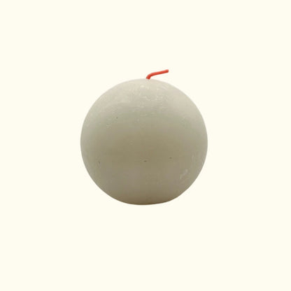 Klassische Bolsius Rustik Kugelkerze in Weiß mit 76 mm Durchmesser; die runde Qualitätskerze verfügt über eine rustikal strukturierte Oberfläche und eignet sich perfekt für Hochzeiten, Adventskränze und zeitlose Wohndekoration