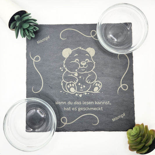 Komplettes Servierset bestehend aus einer Schieferplatte und zwei Glasschalen (Ø 10 cm), ideal für Antipasti, Nüsse oder kleine Vorspeisen, modern inszeniert mit Sukkulenten