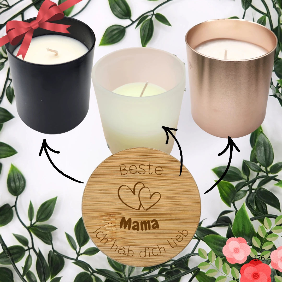 Drei Varianten der Duftkerze Beste Mama nebeneinander in Glas, Rosegold und Schwarz, alle mit graviertem Bambusdeckel