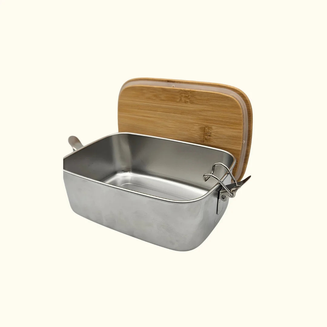Innenansicht der robusten Edelstahl-Lunchbox mit abgenommenem Bambusdeckel; sichtbar ist die hochwertige Metall-Verarbeitung und die Silikondichtung für langanhaltende Frische