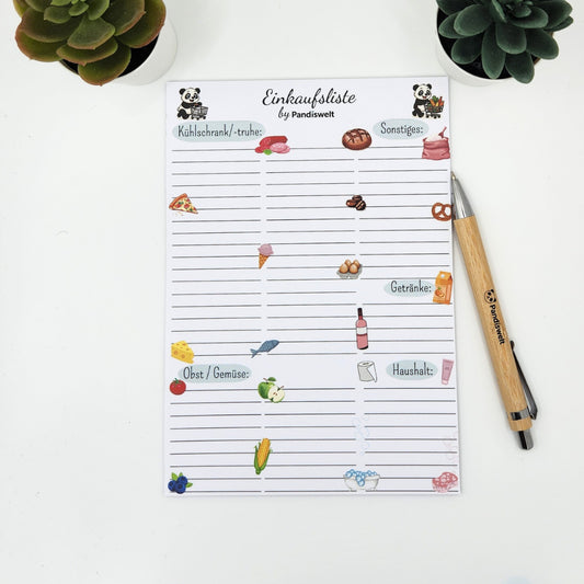 Übersicht der A5 Einkaufsliste mit Panda-Motiv und 25 Blatt; der Block ist in praktische Kategorien wie Kühlschrank, Sonstiges sowie Obst und Gemüse unterteilt und wird mit einem passenden Bambuskugelschreiber präsentiert