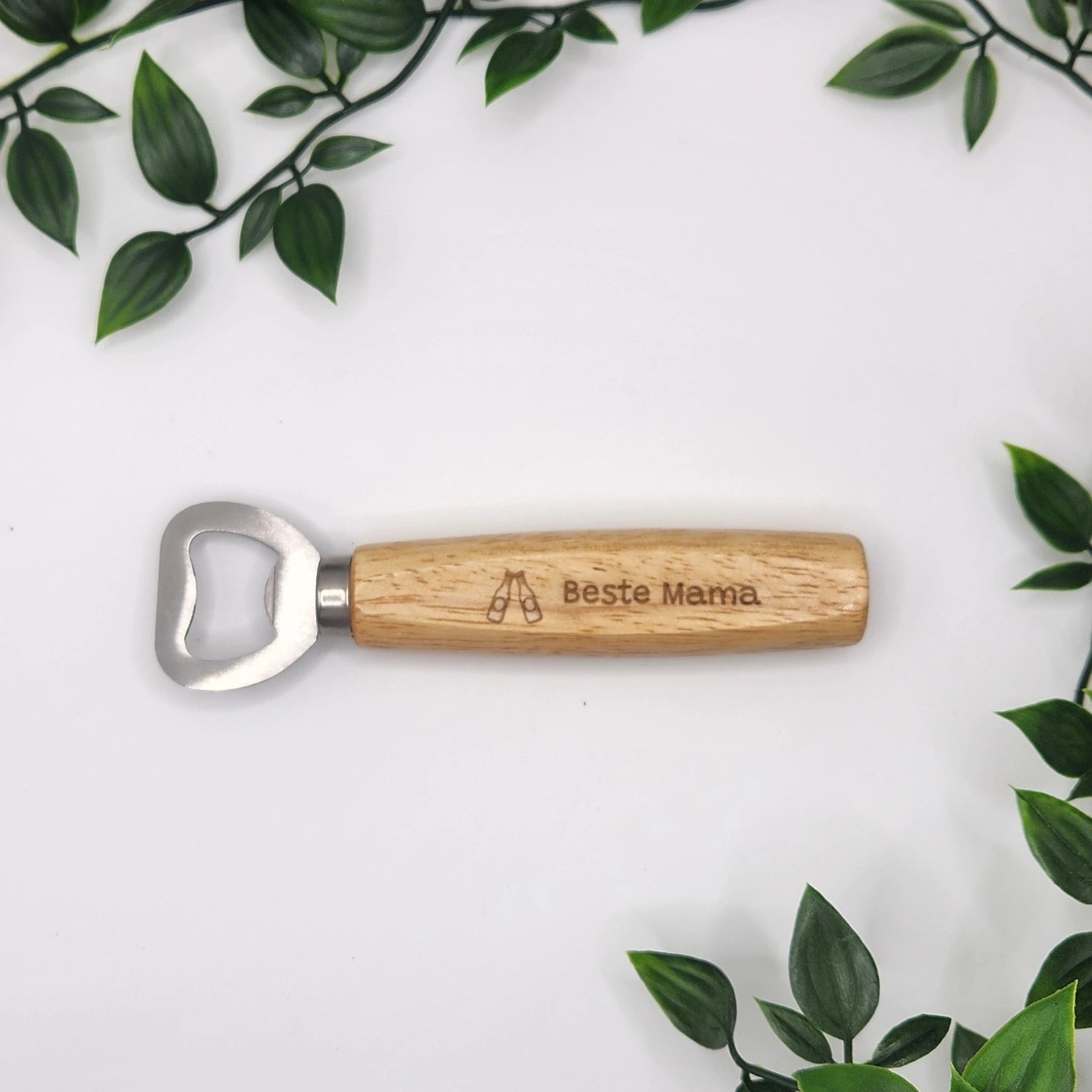 Personalisierter Flaschenöffner für die "Beste Mama" aus Massivholz und Edelstahl. Mit einem Motiv aus zwei Aperol Flaschen. Auf der Rückseite kann optional der Name deiner Mutter graviert werden.