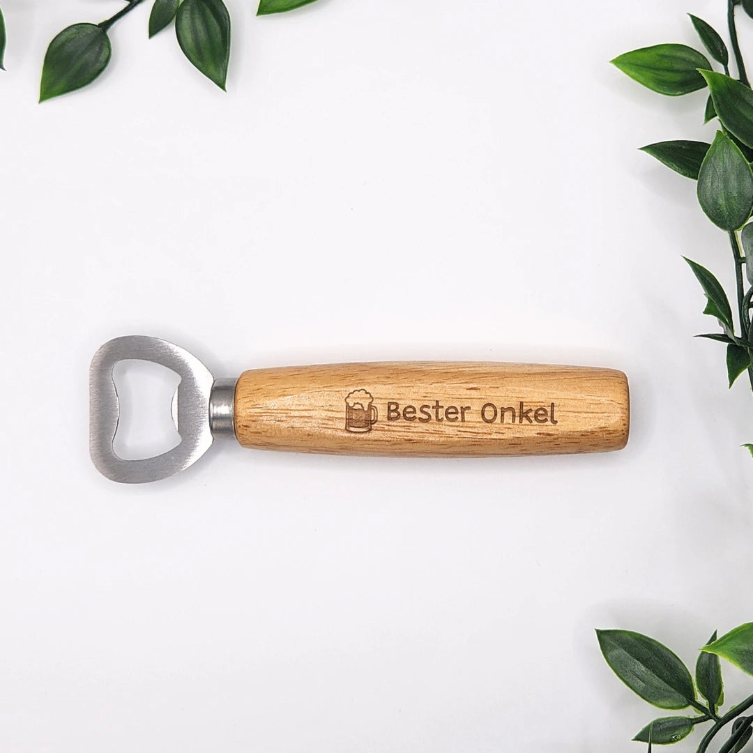 Personalisierter Flaschenöffner aus Holz mit der Gravur „Bester Onkel“ und einem Bierkrug-Symbol, flach liegend auf weißem Hintergrund mit grünen Blättern