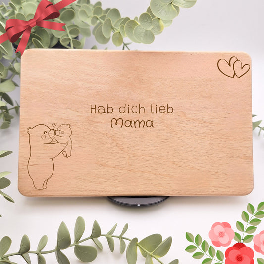 Frühstücksbrett aus Holz mit der Gravur Hab dich lieb Mama, zwei kleinen Herzen und einer Bärenmama, die ihr Junges hochhält