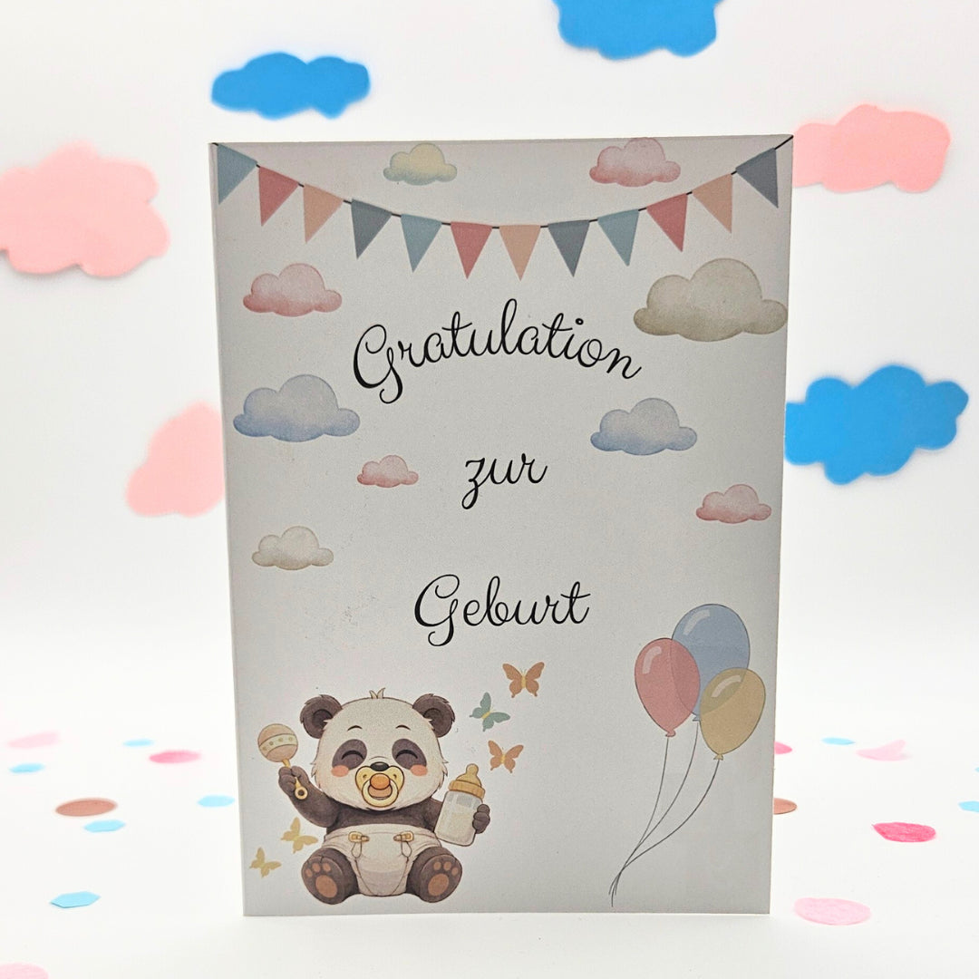 Hochwertige Karte zur Geburt mit niedlichem Panda-Motiv (Panda mit Schnuller und Milchflasche), bunten Ballons und Schmetterlingen im Aquarell-Stil