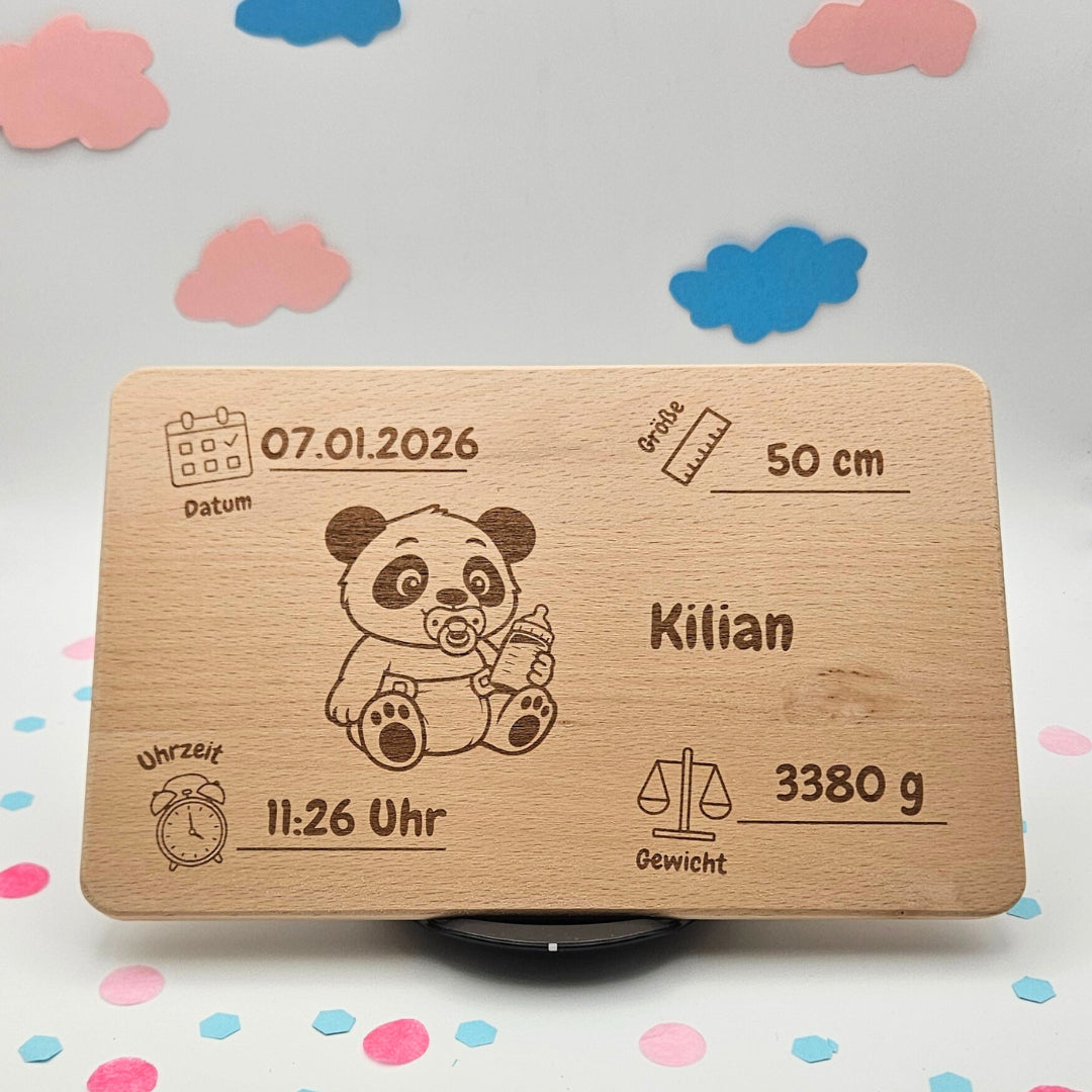 Personalisierte Geburtstafel aus Holz mit Panda-Motiv und individuellen Geburtsdaten; hier beispielhaft mit dem Namen Kilian graviert als Geschenkidee zur Geburt