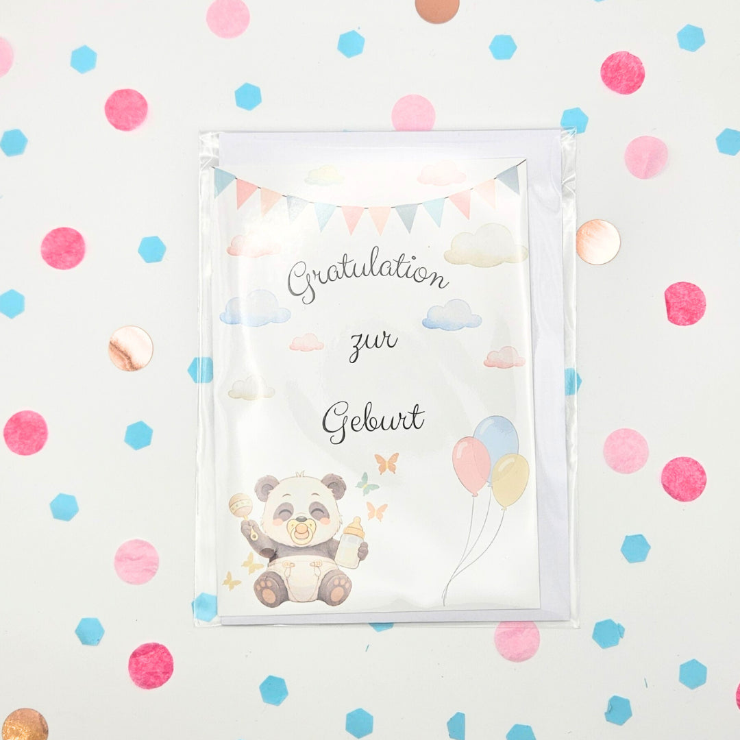 Frontansicht der Glückwunschkarte zur Geburt im Format A6 mit Baby-Panda, Heißluftballons und Wolken; verpackt in Schutzhülle inklusive Umschlag auf buntem Konfetti-Hintergrund
