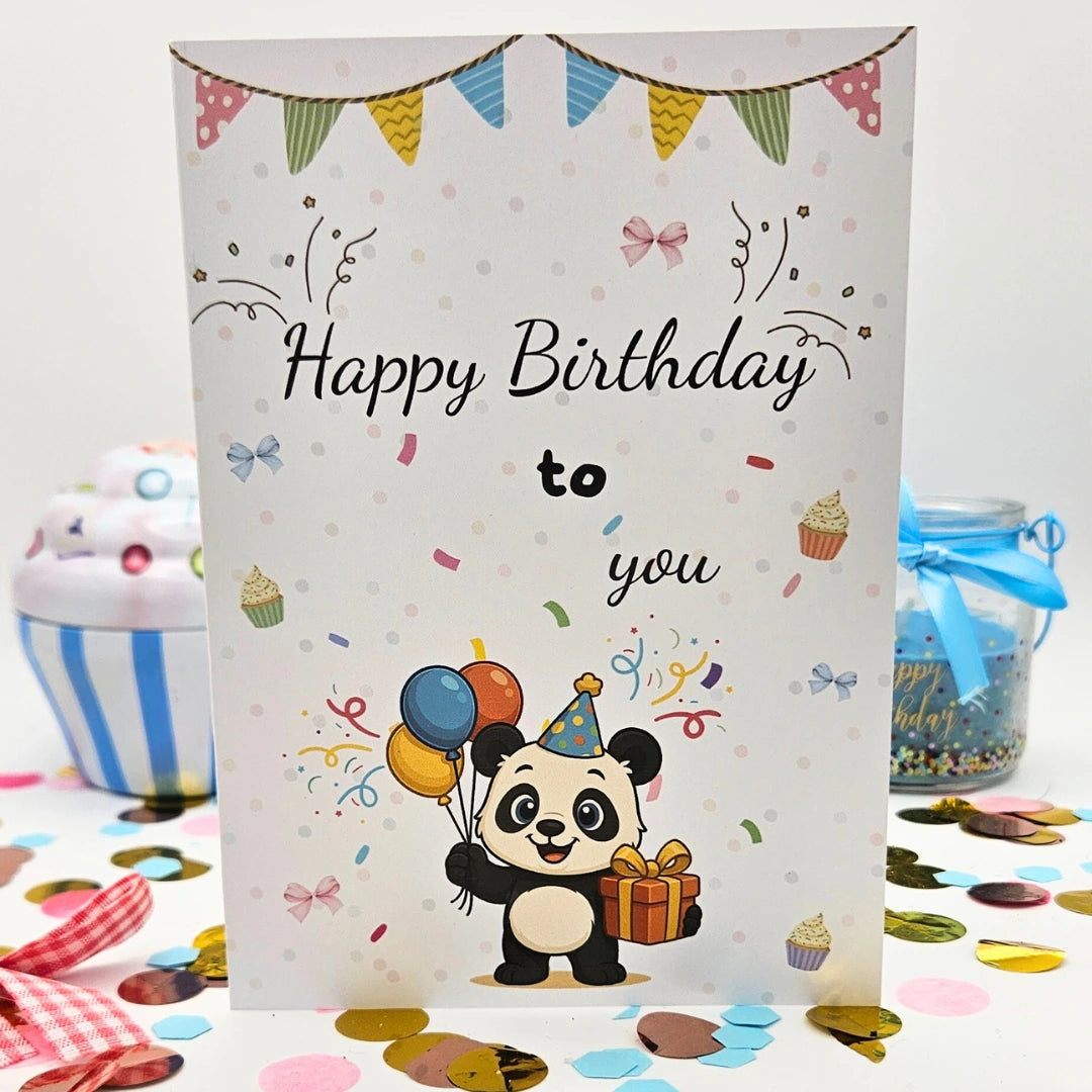 Frontansicht der hochwertigen Klappkarte zum Geburtstag mit Panda-Illustration, bunten Wimpelketten und Ballons; ideales Format A6 für persönliche Geburtstagsgrüße