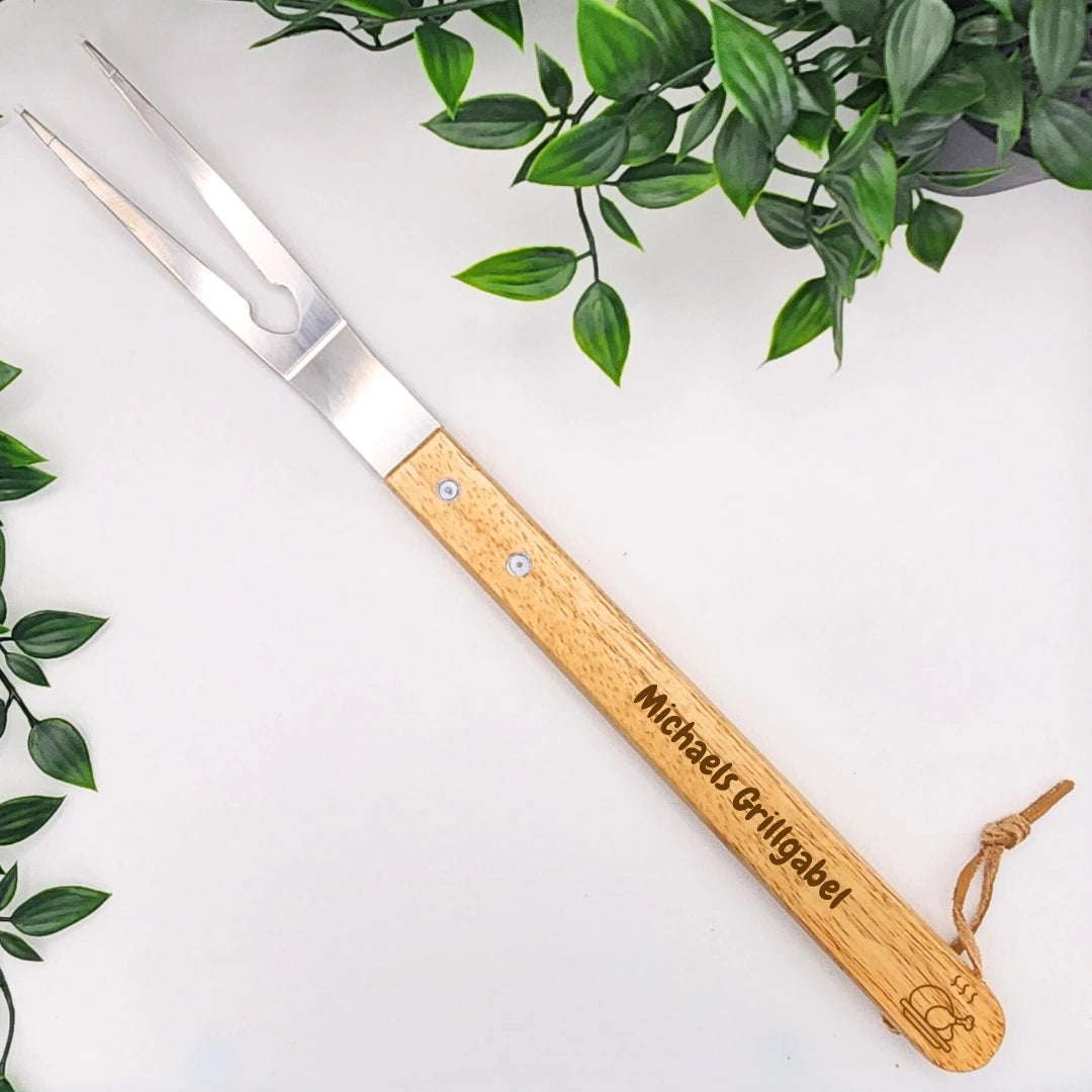 Personalisierte Grillgabel mit Name beispielsweise Michaels Grillgabel und Motiv. 3-teiliges Grillset als Geschenk für Papa verpackt in einem Baumwollbeutel.