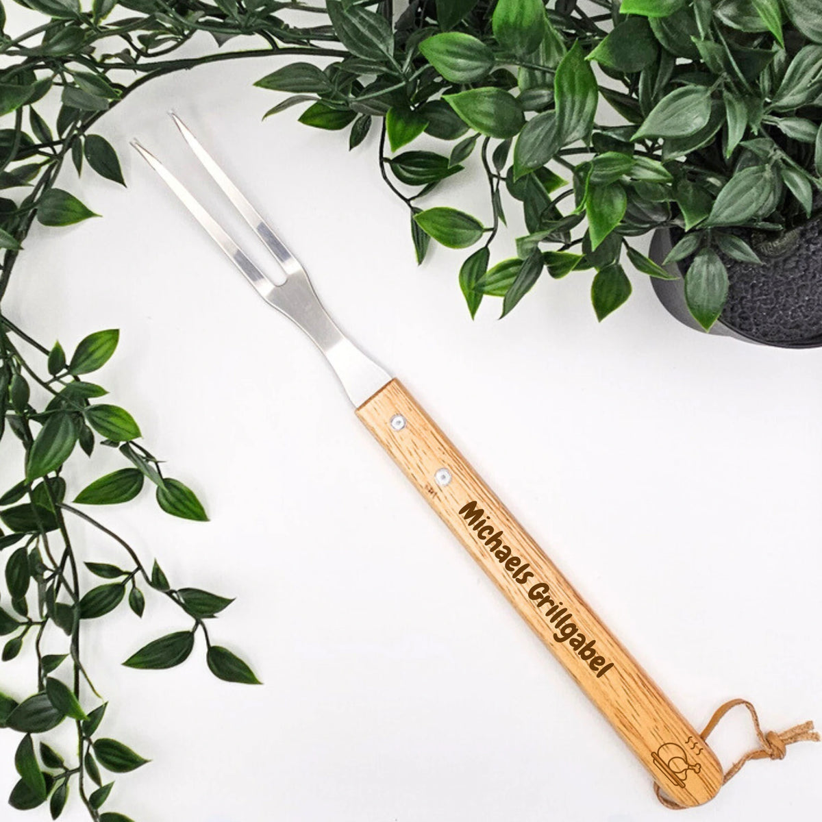 Grillgabel personalisiert mit Namen beispielsweise "Michaels Grillgabel" und einem Huhn Motiv.