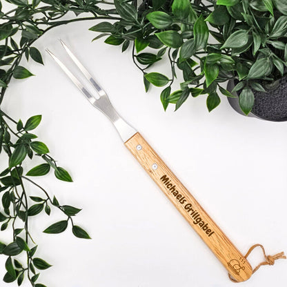 Grillgabel personalisiert mit Namen beispielsweise "Michaels Grillgabel" und einem Huhn Motiv.