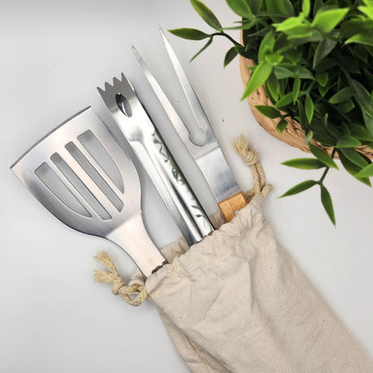 Grillset 3-teilig personalisiert in einem Baumwollbeutel verpackt als Geschenk für Väter und Opa zum Geburtstag, Weihnachten oder Vatertag