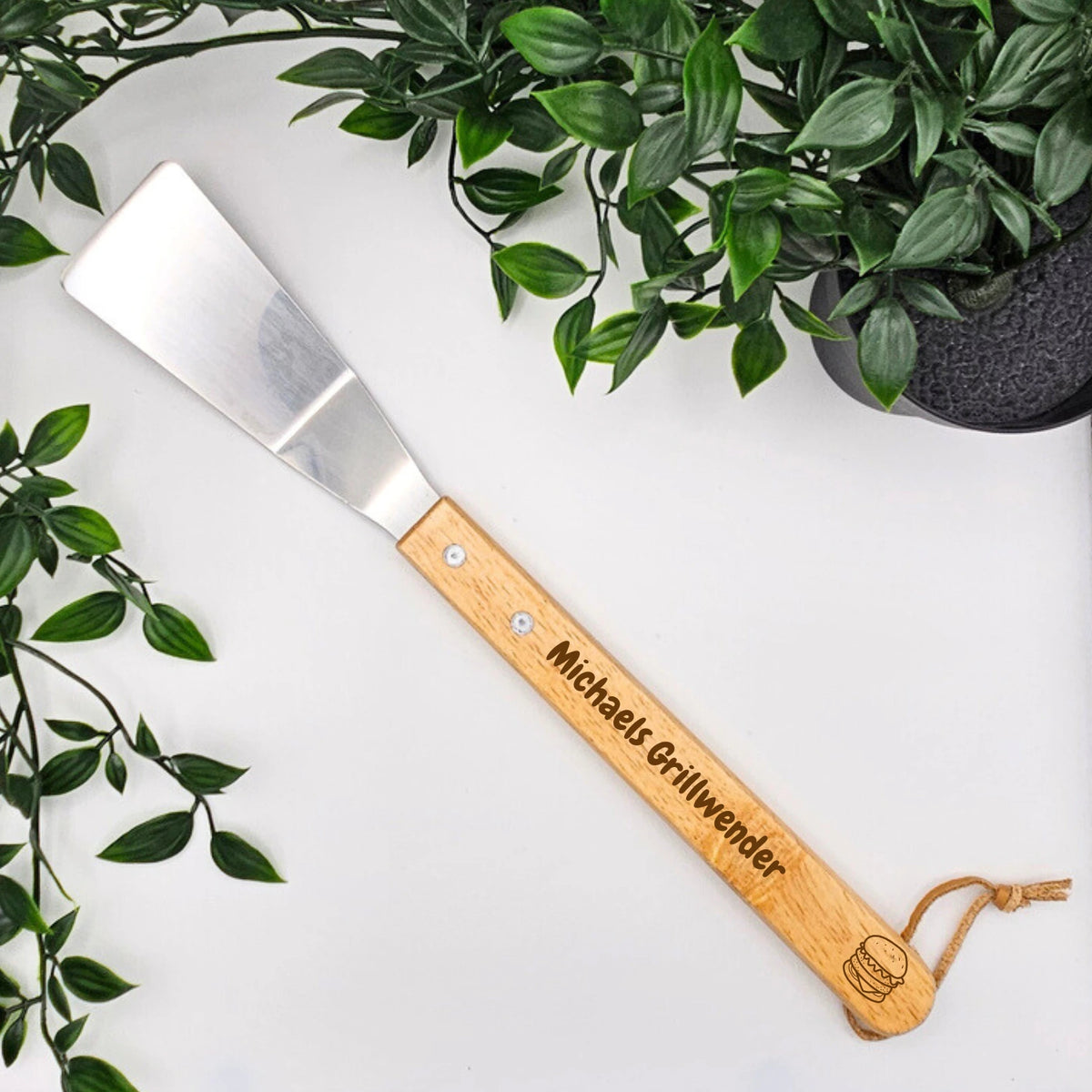 Personalisierter Grillwender mit der Gravur "Michaels Grillwender" und einem Burger Motiv