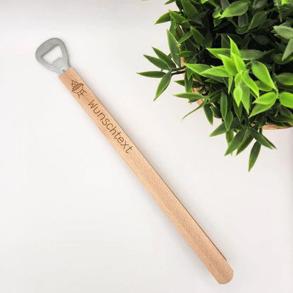 Ganze 34 cm lange Grillzange aus Buchenholz mit graviertem Grill-Motiv und Flaschenöffner