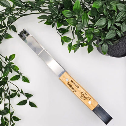 Grillzange personalisiert mit "Michaels Grillzange" und einem Bratwurst Motiv aus Holz und Edelstahl.