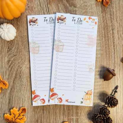 Zwei herbstlich gestaltete Planerblöcke mit „To Do Liste“ Aufdruck und herbstlichen Motiven wie Pilzen und Kürbissen; ein ideales Organisations-Accessoire für die gemütliche Jahreszeit