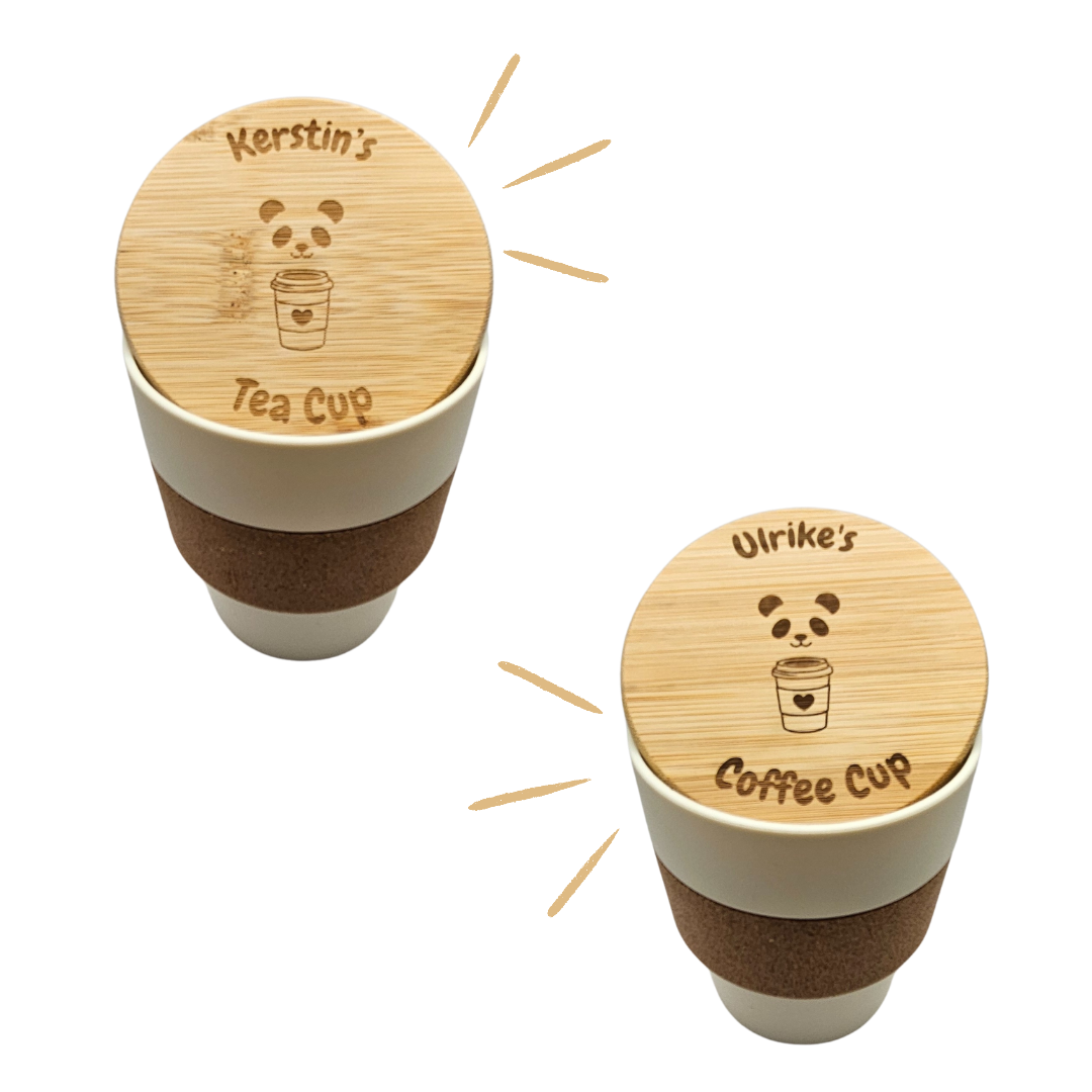 Personalisierte Mehrwegbecher mit Panda-Design: Beispielansicht als „Tea Cup“ für Kerstin und „Coffee Cup“ für Ulrike, zeigt die Vielseitigkeit der Namensgravur auf dem Bambusdeckel