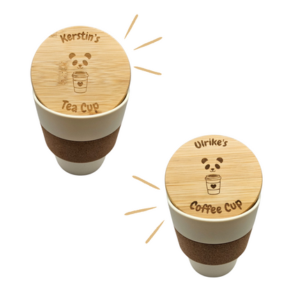 Personalisierte Mehrwegbecher mit Panda-Design: Beispielansicht als „Tea Cup“ für Kerstin und „Coffee Cup“ für Ulrike, zeigt die Vielseitigkeit der Namensgravur auf dem Bambusdeckel