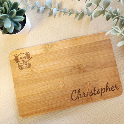 Personalisierbares Kinder-Frühstücksbrett aus Bambus mit einem niedlichen Elefanten-Motiv und dem Namen „Christopher“ als hochwertige Lasergravur