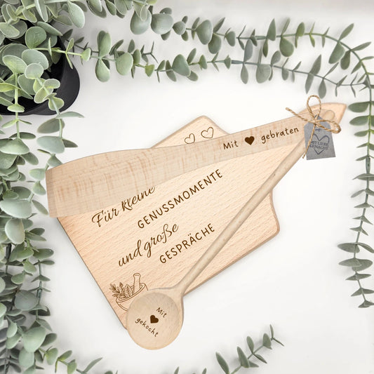 3-teiliges Küchenset aus Buchenholz mit dem Spruch "Für kleine Genussmomente und große Gespräche" auf dem Brett graviert. Pfannenwender mit "Mit Liebe gebraten" und Kochlöffel mit "Mit Liebe gekocht" graviert.