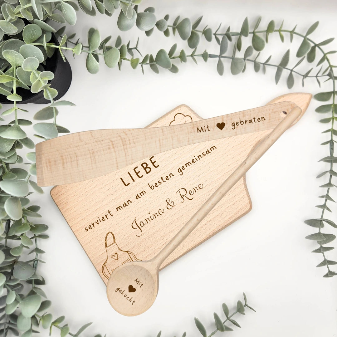 Personalisiertes Küchenset mit dem Namen beispielsweise "Janina & Rene" zur Einweihung. 3-teiliges Set mit Servierbrett, Kochlöffel und Pfannenwender
