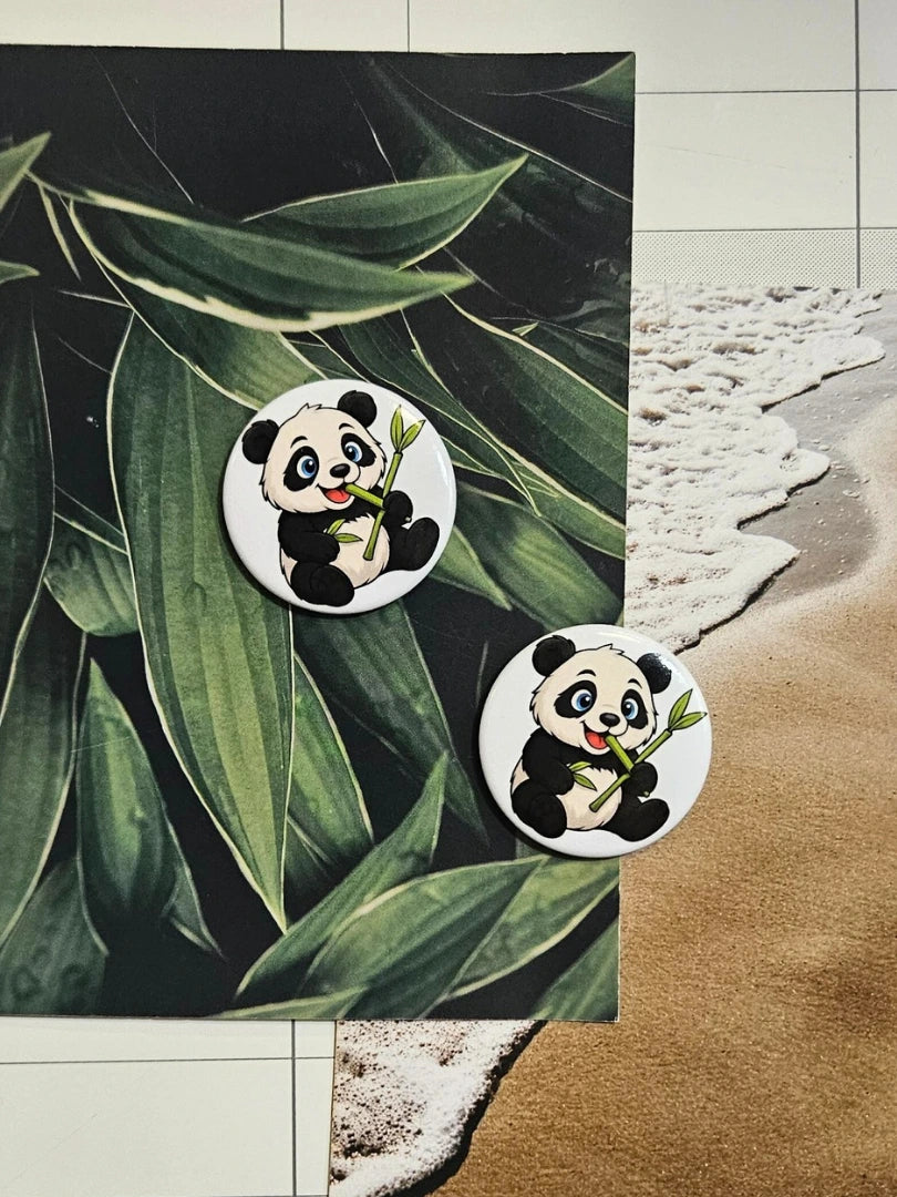 Runder Panda-Magnet mit Bambus-Motiv, beispielhaft präsentiert auf einem Hintergrund mit grünen Bambusblättern und Urlaubsstimmung; dekorative Geschenkidee für Naturfreunde