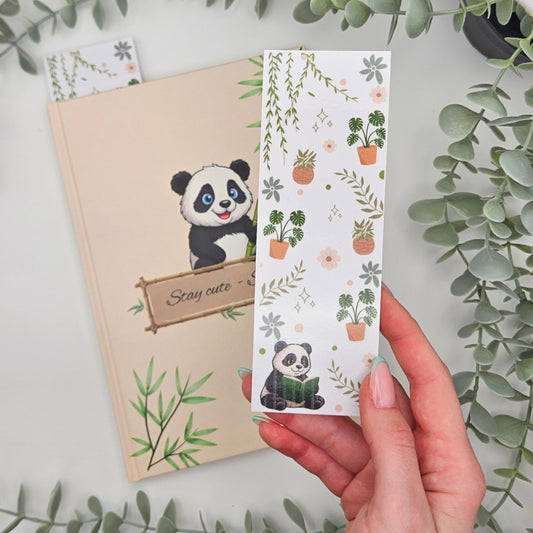 Laminiertes Lesezeichen mit einem Panda der ein Buch liest, Pflanzen und Sträucher