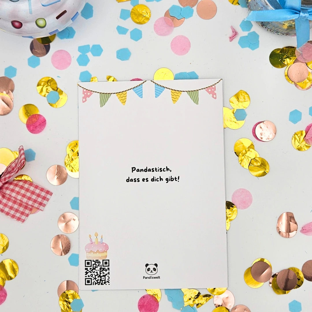 Rückseite der Geburtstagskarte mit dem lustigen Wortspiel „Pandastisch, dass es dich gibt!“, dem Markenlogo Pandiswelt und einem kleinen Cupcake-Detail