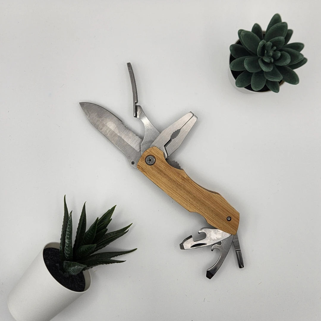 Multitool aus Bambus mit ausgeklappter Zange, Säge, Klinge und Flaschenöffner von oben fotografiert