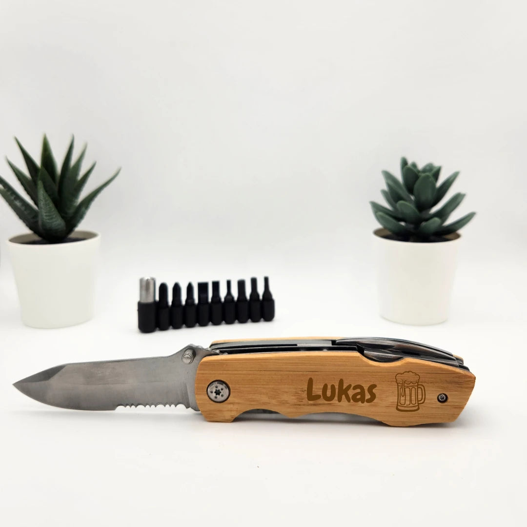 Multitool aus Bambus mit der Gravur Lukas und einem Bierkrug-Motiv auf dem Griff