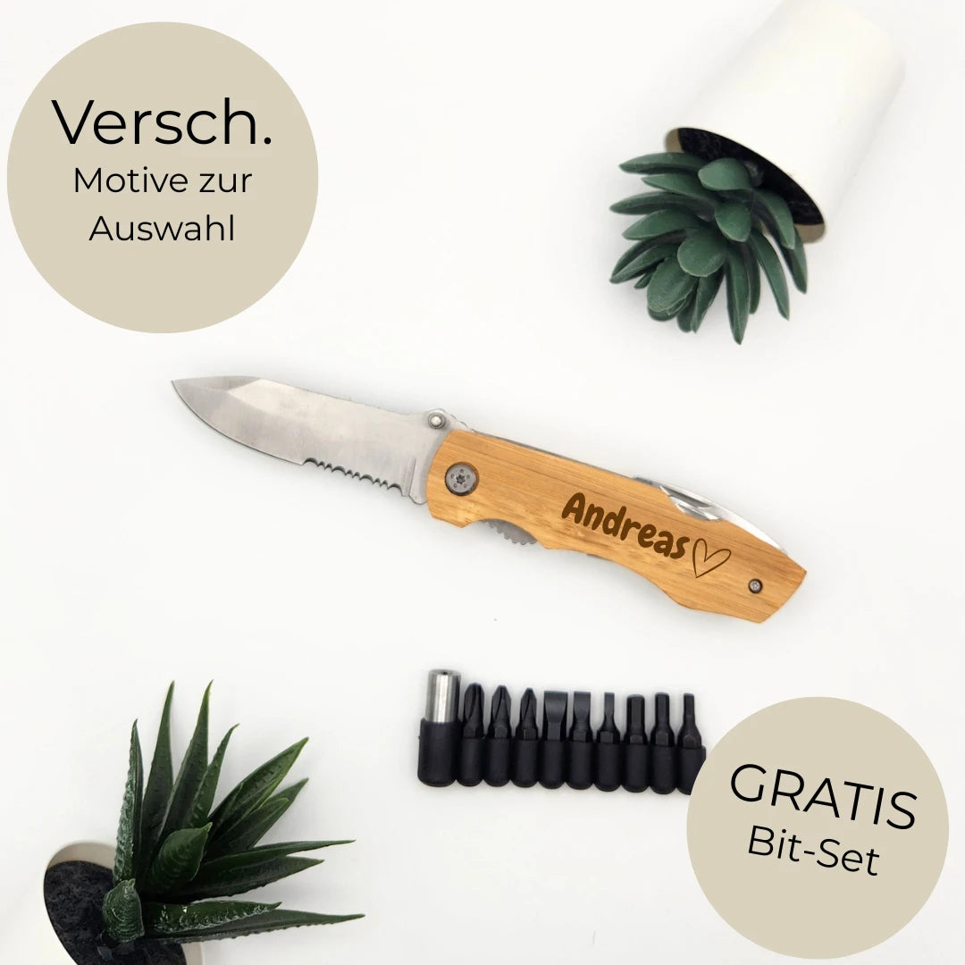 Multitool aus Bambus mit Gravur Andreas und Herz, danebenliegendes Bit-Set, Hinweis auf verschiedene Motive