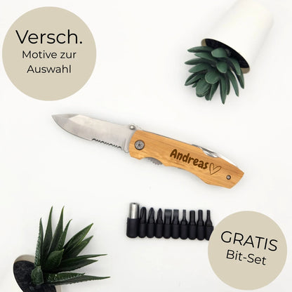 Multitool aus Bambus mit Gravur Andreas und Herz, danebenliegendes Bit-Set, Hinweis auf verschiedene Motive