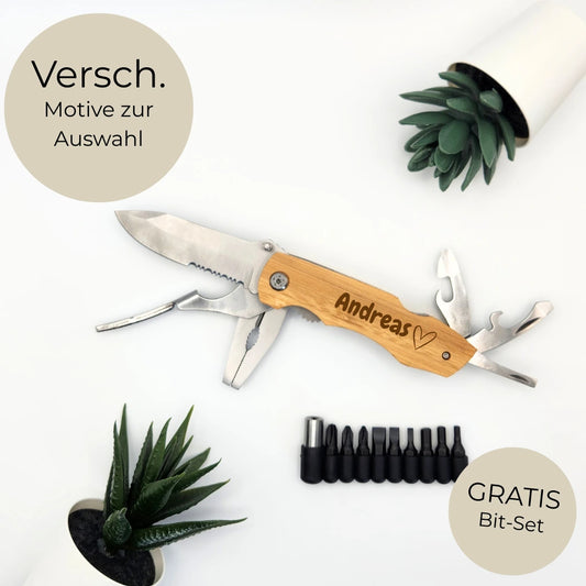 Multitool aus Bambus mit Gravur Andreas und Herz, danebenliegendes Bit-Set, Hinweis auf verschiedene Motive