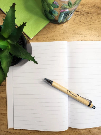 Innenansicht des linierten A5 Notizbuchs mit dem passenden Pandiswelt Bambus-Kugelschreiber; zeigt die helle Papierqualität und das strukturierte Layout, ideal für Journaling, Schule oder Büro